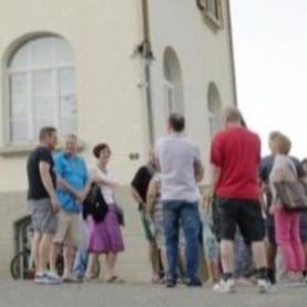 Bürger vor Gemeindesaal_a